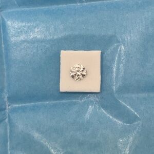1.05 carats Round Diamond.